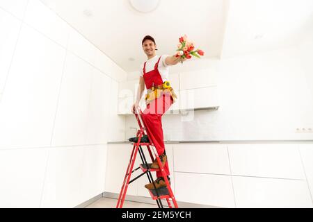 un maestro con bouquet si trova vicino alla scala Foto Stock