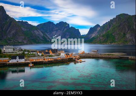 Sakrisoy nei villaggio di pescatori sulle Isole Lofoten in Norvegia Foto Stock