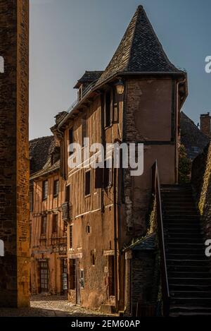 Il borgo medievale di Conques con la chiesa abbaziale di Sainte-Foy, sul Santiago de Compostela, in Occitanie, Francia meridionale. Foto Stock