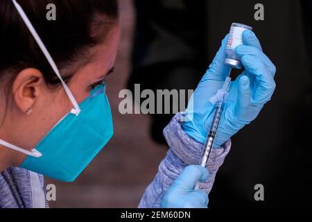 Los Angeles, California, Stati Uniti. 24 Feb 2021. Un infermiere mette il vaccino COVID-19 in una siringa presso una clinica di vaccinazione allestita nel parcheggio della L.A. Missione a Los Angeles, mercoledì 24 febbraio 2021. Il L.A. La missione ha collaborato con altri fornitori di servizi della comunità Skid Row per somministrare vaccini COVID-19 a circa 40 persone idonee identificate da agenzie di servizi per i senzatetto. Credit: Ringo Chiu/ZUMA Wire/Alamy Live News Foto Stock