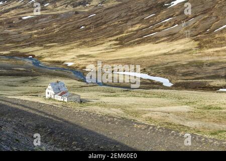 Casa abbandonata vicino a un piccolo torrente, Islanda Foto Stock