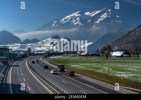 Vista sul monte Pilatus e sulle alpi svizzere da Buochs vicino a Stans, in Svizzera. Foto Stock