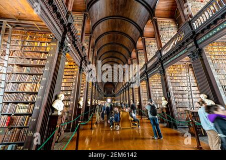 Dublino, Irlanda. 6 maggio 2016. La Long Room nella vecchia biblioteca del Trinity College ospita la più grande collezione di manoscritti e libri di copertina rigida Foto Stock