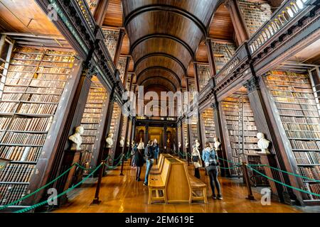 Dublino, Irlanda. 6 maggio 2016. La Long Room nella vecchia biblioteca del Trinity College ospita la più grande collezione di manoscritti e libri di copertina rigida Foto Stock