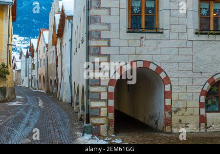 Strada con vecchie case e strada lastricata nella città medievale Glurns, Alto Adige, Italia Foto Stock