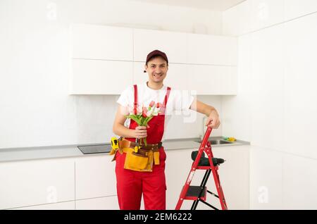 un maestro con bouquet si trova vicino alla scala Foto Stock