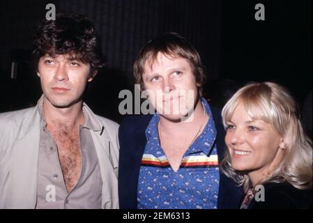 Robbie Robertson con Gary Busey e la moglie Judy. 1980 credito: Ralph Dominguez/MediaPunch Foto Stock