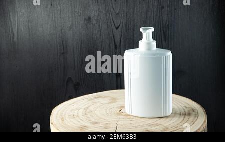 Bianco Naturale imballaggio cosmetico biologico plastica mock up su tavolo di legno. Bottiglia mock-up per marcare a caldo ed etichettare. Foto Stock