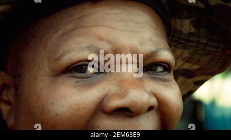 Donna afro-americana anziana con sguardo profondo Foto Stock