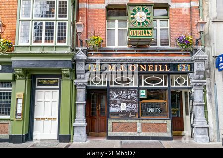 Dublino, Irlanda. 6 maggio 2016. O’Neill’s è un autentico pub tradizionale irlandese situato nel cuore storico di Dublino, a pochi passi da TEM Foto Stock