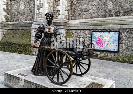 Dublino, Irlanda. 6 maggio 2016. Statua di Molly Malone, progettata da Jeanne Rynhart e situata ai piedi di Grafton Street a Dublino. Foto Stock