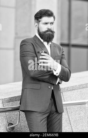 Tutto quello che si aggiunge è qui. Buon caffè del mattino. Prendere la bevanda. Uomo d'affari sicuro bisogno di ispirazione. Businessman bearded bere caffè per andare. Uomo formale in ufficio vestito bere caffè da tazza di carta. Foto Stock