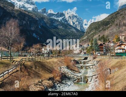 Famosa vista spettacolare del comune di Molveno in primavera in sole. Campagna nelle Dolomiti Alpi, Italia Foto Stock