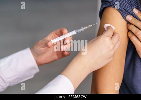 Concetto di vaccinazione sanitaria - mani di medico o di infermiere tenere una siringa e un ampulo che preparano un colpo di virus della corona covid-19 vaccino contro l'hpv o l'influenza per u Foto Stock