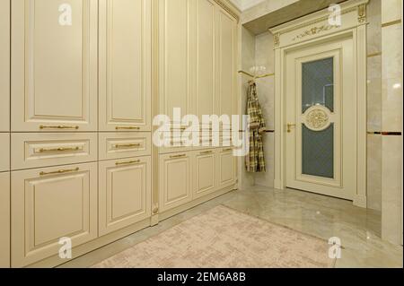 Moderno bagno di lusso beige e dorato Foto Stock