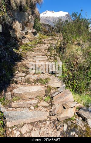 Sentiero Inca, vista dal sentiero di trekking Choquequirao, zona di Cuzco, Machu Picchu, Ande peruviane Foto Stock