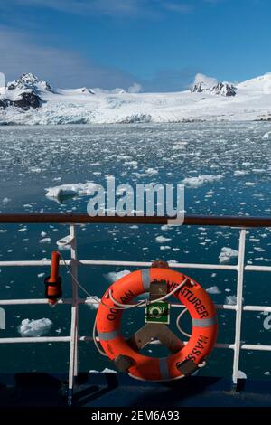 Nave da crociera Ocean Adventurer, ghiacciaio Lilliehok, Spitsbergen, Isole Svalbard, Norvegia. Foto Stock