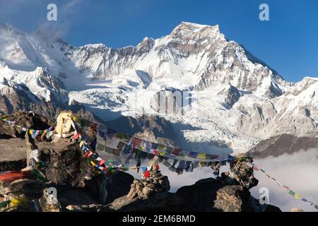 Vista panoramica del monte Cho Oyu e del monte Gyachung Kang con bandiere di preghiera da Gokyo Ri, via per il campo base di Cho Oyu, la valle di Gokyo, la regione nazionale di Sagarmatha Foto Stock