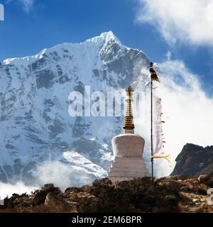 Bella himalaya con stupa buddista e bandiere di preghiera vicino al villaggio di Thame nella valle di Khumbu, Solukhumbu, parco nazionale di Sagarmatha, Nepal Foto Stock