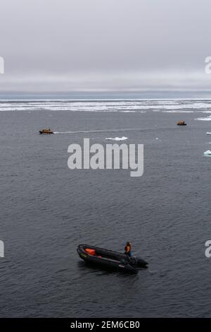 Turisti su gommoni che esplorano il Polar Ice Cap, 81 a nord di Spitsbergen, Norvegia. Foto Stock