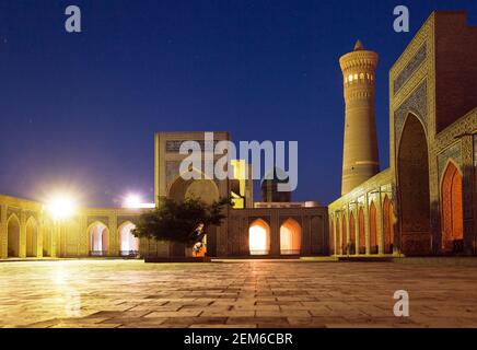 BUKHARA, UZBEKISTAN, 16 GIUGNO 2013 - Vista notturna della moschea e del minareto di Kalon - Bukhara - Uzbekistan Foto Stock