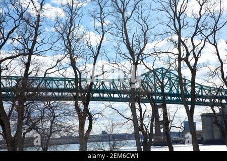 Vista grandangolare del ponte Tobin che attraversa il Mystic Fiume Boston, ma Stati Uniti Foto Stock