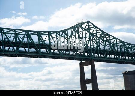 Vista grandangolare del ponte Tobin che attraversa il Mystic Fiume Boston, ma Stati Uniti Foto Stock