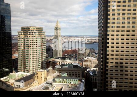 Una vista grandangolare del quartiere finanziario di Boston Massachusetts USA, tra cui la Custom House Tower e il Mystic Fiume Foto Stock