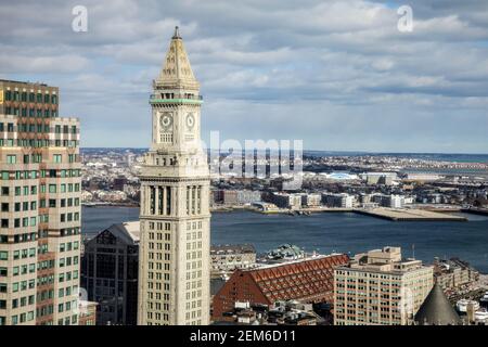 Una vista grandangolare del quartiere finanziario di Boston Massachusetts USA, tra cui la Custom House Tower e il Mystic Fiume Foto Stock