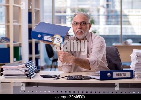 Esperto contabile maschile in concetto di pianificazione del budget Foto Stock