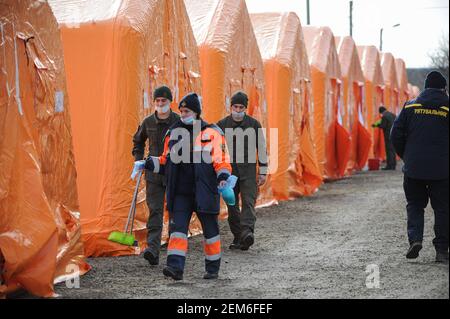 Bohorodchany, Ucraina. 24 Feb 2021. Personale sanitario visto presso l'ospedale mobile. Nei locali del Bohorodchany Central District Hospital, il Servizio di emergenza statale dell'Ucraina ha istituito un ospedale mobile che può ospitare fino a 120 letti per fornire assistenza medica ai pazienti con coronavirus. Nelle ultime 24 ore nella regione di Ivano-Frankivsk sono stati rilevati 600 casi di coronavirus. Credit: SOPA Images Limited/Alamy Live News Foto Stock