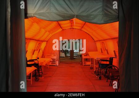 Bohorodchany, Ucraina. 24 Feb 2021. Vista interna su una delle tende mobili dell'ospedale. Nei locali del Bohorodchany Central District Hospital, il Servizio di emergenza statale dell'Ucraina ha istituito un ospedale mobile che può ospitare fino a 120 letti per fornire assistenza medica ai pazienti con coronavirus. Nelle ultime 24 ore nella regione di Ivano-Frankivsk sono stati rilevati 600 casi di coronavirus. Credit: SOPA Images Limited/Alamy Live News Foto Stock