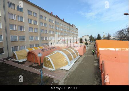 Bohorodchany, Ucraina. 24 Feb 2021. Vista delle tende mobili dell'ospedale. Nei locali del Bohorodchany Central District Hospital, il Servizio di emergenza statale dell'Ucraina ha istituito un ospedale mobile che può ospitare fino a 120 letti per fornire assistenza medica ai pazienti con coronavirus. Nelle ultime 24 ore nella regione di Ivano-Frankivsk sono stati rilevati 600 casi di coronavirus. Credit: SOPA Images Limited/Alamy Live News Foto Stock