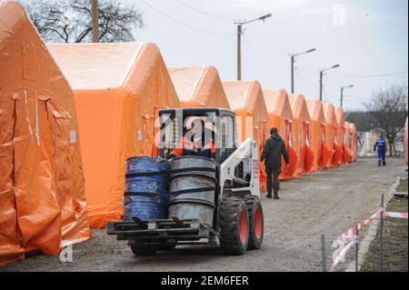 Bohorodchany, Ucraina. 24 Feb 2021. Un ascensore che trasporta i tamburi all'ospedale mobile. Nei locali del Bohorodchany Central District Hospital, il Servizio di emergenza statale dell'Ucraina ha istituito un ospedale mobile che può ospitare fino a 120 letti per fornire assistenza medica ai pazienti con coronavirus. Nelle ultime 24 ore nella regione di Ivano-Frankivsk sono stati rilevati 600 casi di coronavirus. Credit: SOPA Images Limited/Alamy Live News Foto Stock