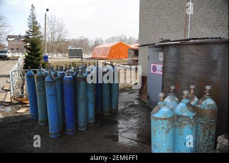 Bohorodchany, Ucraina. 24 Feb 2021. Bombole di ossigeno viste vicino all'ospedale mobile. Nei locali del Bohorodchany Central District Hospital, il Servizio di emergenza statale dell'Ucraina ha istituito un ospedale mobile che può ospitare fino a 120 letti per fornire assistenza medica ai pazienti con coronavirus. Nelle ultime 24 ore nella regione di Ivano-Frankivsk sono stati rilevati 600 casi di coronavirus. Credit: SOPA Images Limited/Alamy Live News Foto Stock