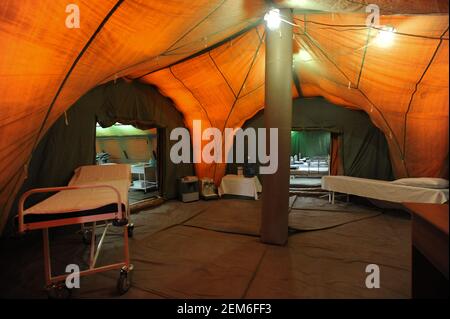 Bohorodchany, Ucraina. 24 Feb 2021. Vista interna su una delle tende mobili dell'ospedale. Nei locali del Bohorodchany Central District Hospital, il Servizio di emergenza statale dell'Ucraina ha istituito un ospedale mobile che può ospitare fino a 120 letti per fornire assistenza medica ai pazienti con coronavirus. Nelle ultime 24 ore nella regione di Ivano-Frankivsk sono stati rilevati 600 casi di coronavirus. Credit: SOPA Images Limited/Alamy Live News Foto Stock