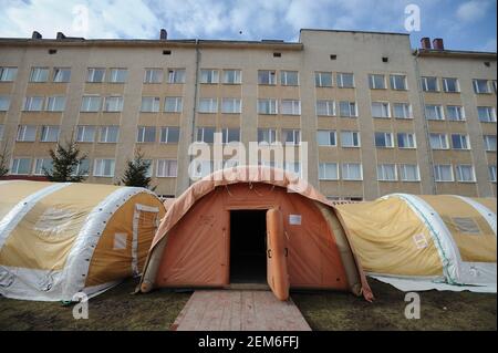 Bohorodchany, Ucraina. 24 Feb 2021. Tende mobili per ospedali. Nei locali del Bohorodchany Central District Hospital, il Servizio di emergenza statale dell'Ucraina ha istituito un ospedale mobile che può ospitare fino a 120 letti per fornire assistenza medica ai pazienti con coronavirus. Nelle ultime 24 ore nella regione di Ivano-Frankivsk sono stati rilevati 600 casi di coronavirus. Credit: SOPA Images Limited/Alamy Live News Foto Stock