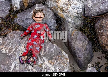 Dungarvan, Irlanda. 11 Maggio 2016. Bambola rotta bagnata dal mare a Dungarvan Beach, County Waterford, Irlanda. Foto Stock