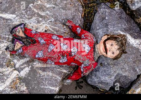 Dungarvan, Irlanda. 11 Maggio 2016. Bambola rotta bagnata dal mare a Dungarvan Beach, County Waterford, Irlanda. Foto Stock