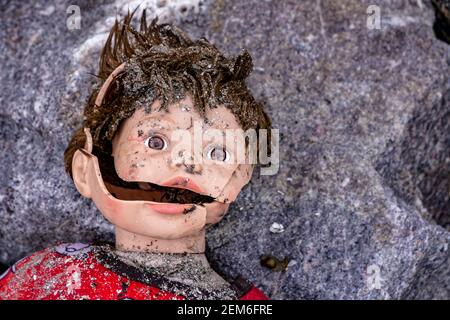 Dungarvan, Irlanda. 11 Maggio 2016. Bambola rotta bagnata dal mare a Dungarvan Beach, County Waterford, Irlanda. Foto Stock