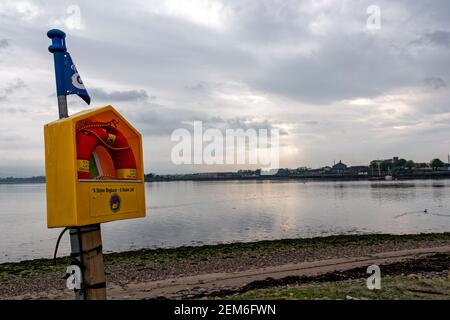 Dungarvan, Irlanda. 11 Maggio 2016. Una boa circolare con l'iscrizione: Una boa ad anello rubata, una vita rubata a Dungarvan Beach, County Waterford. Foto Stock