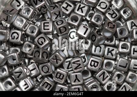 Primo piano di lettere alfabetiche in perle metalliche d'argento Foto Stock