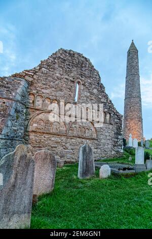 Ardmore, Irlanda. 11 Maggio 2016. Il Monastero di San Declan, i cui monumenti più importanti sono la torre rotonda alta 30 metri e la cattedrale senza tetto. Foto Stock