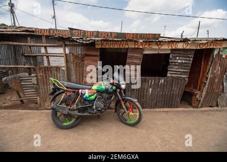 Nairobi, Kenya. 23 Feb 2021. Una motocicletta è vista parcheggiata fuori di un abbandonato Coffee Shop in baraccopoli di Kibera. Credit: SOPA Images Limited/Alamy Live News Foto Stock