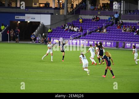 Orlando, Stati Uniti. 24 Feb 2021. Carli Lloyd (10 Stati Uniti) calcia la palla durante la partita internazionale delle donne della Coppa SheBelieves tra Argentina e Stati Uniti all'Exploria Stadium di Orlando, Florida. Credit: SPP Sport Press Photo. /Alamy Live News Foto Stock