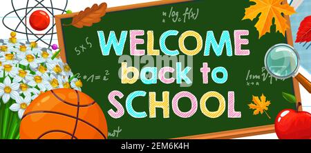 Benvenuti a cartoni animati scuola poster vettoriale con gesso colorato iscrizione su lavagna verde con formule matematiche, cancelleria scuola, autunno Illustrazione Vettoriale