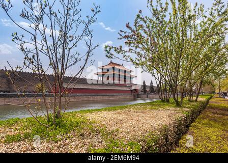 Pechino, Cina - 27 aprile 2010: Fossato e porta Rossa del divino edificio senza progenite come uscita della Città Proibita lato Nord sotto il paesaggio blu nuvoloso. Alberi verdi. Foto Stock