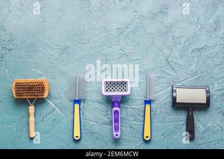 Diverse spazzole e pettini per la cura del corpo su sfondo a colori Foto Stock