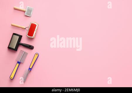 Diverse spazzole e pettini per la cura del corpo su sfondo a colori Foto Stock