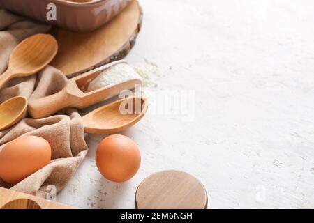 Set di utensili da cucina e ingredienti per la preparazione di panetteria sfondo chiaro Foto Stock